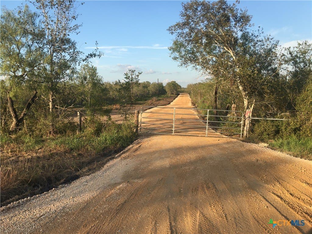 2 acres in Gonzales County