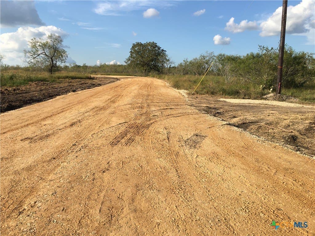 2 acres in Gonzales County gallery image 4