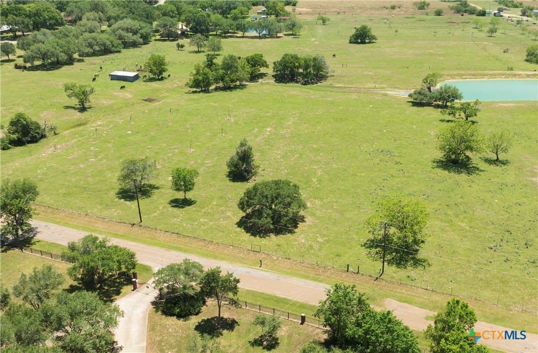 2 acres in Lavaca County gallery image 2