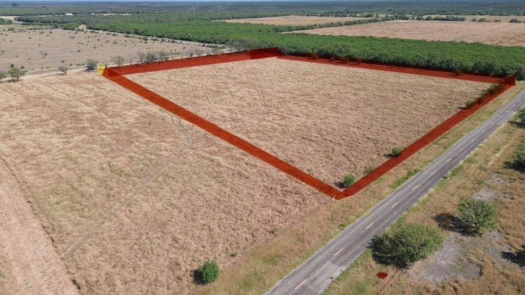 10.75 acres in Maverick County