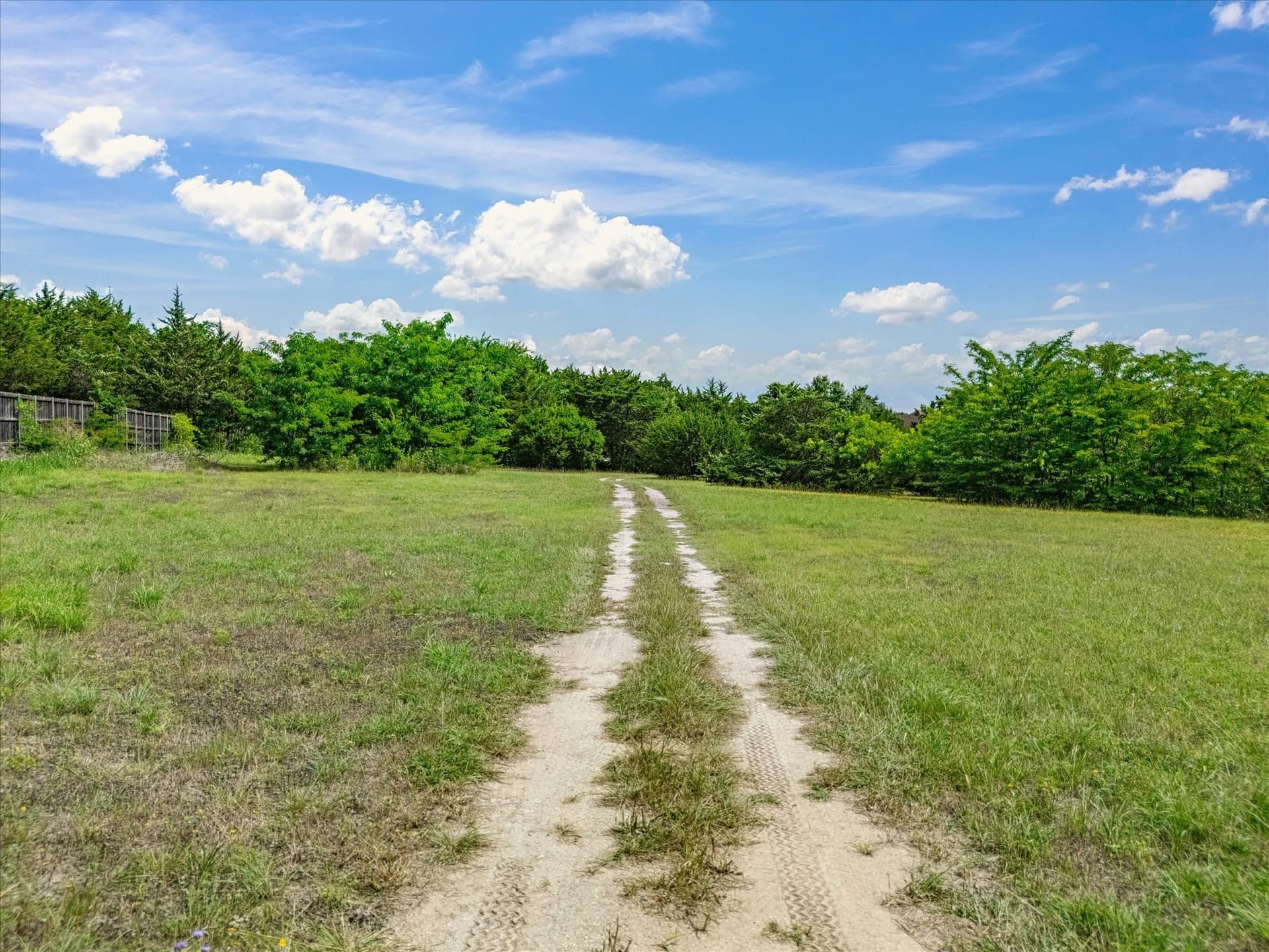 2.09 acres in Ellis County gallery image 3