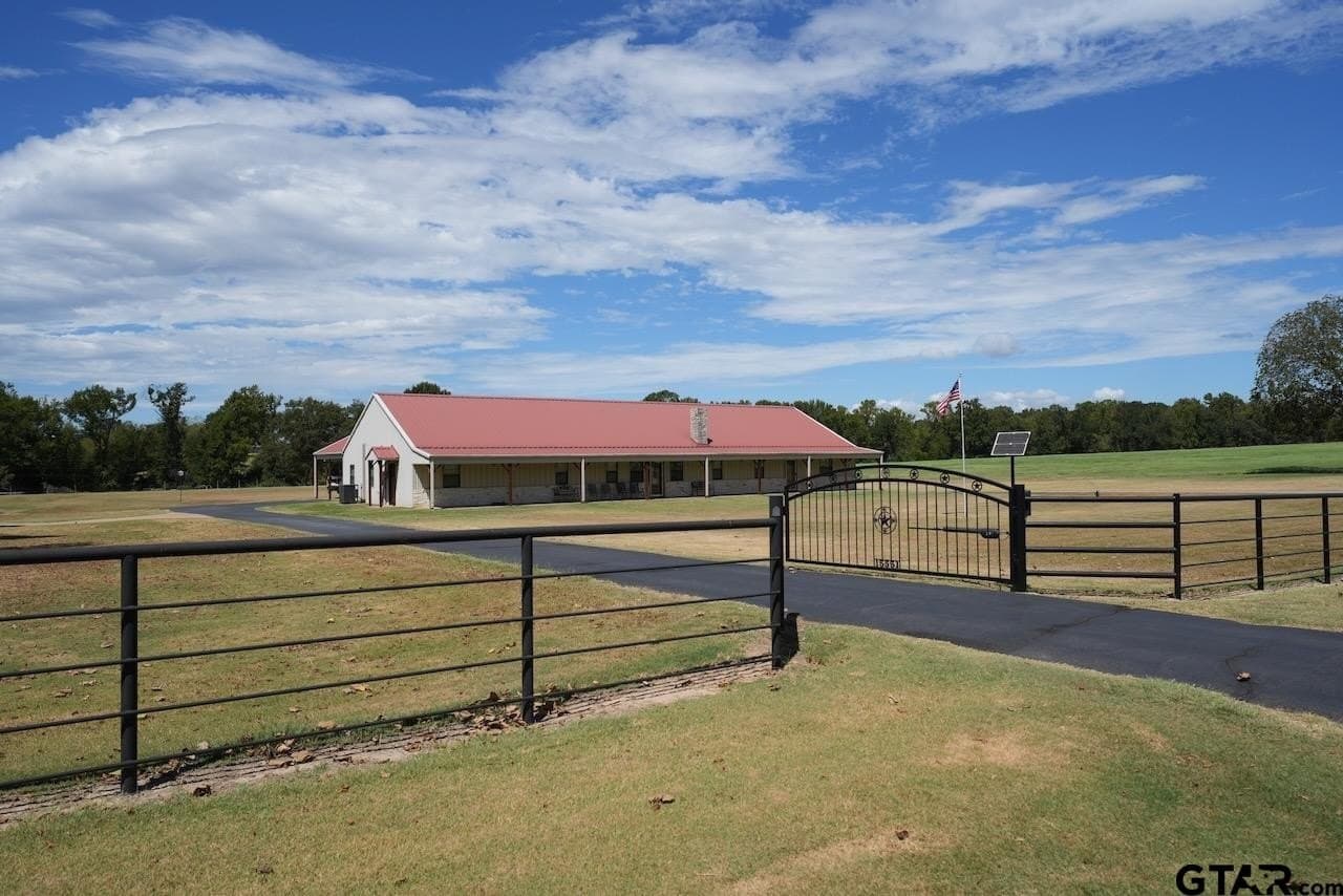 18.85 acres in Smith County