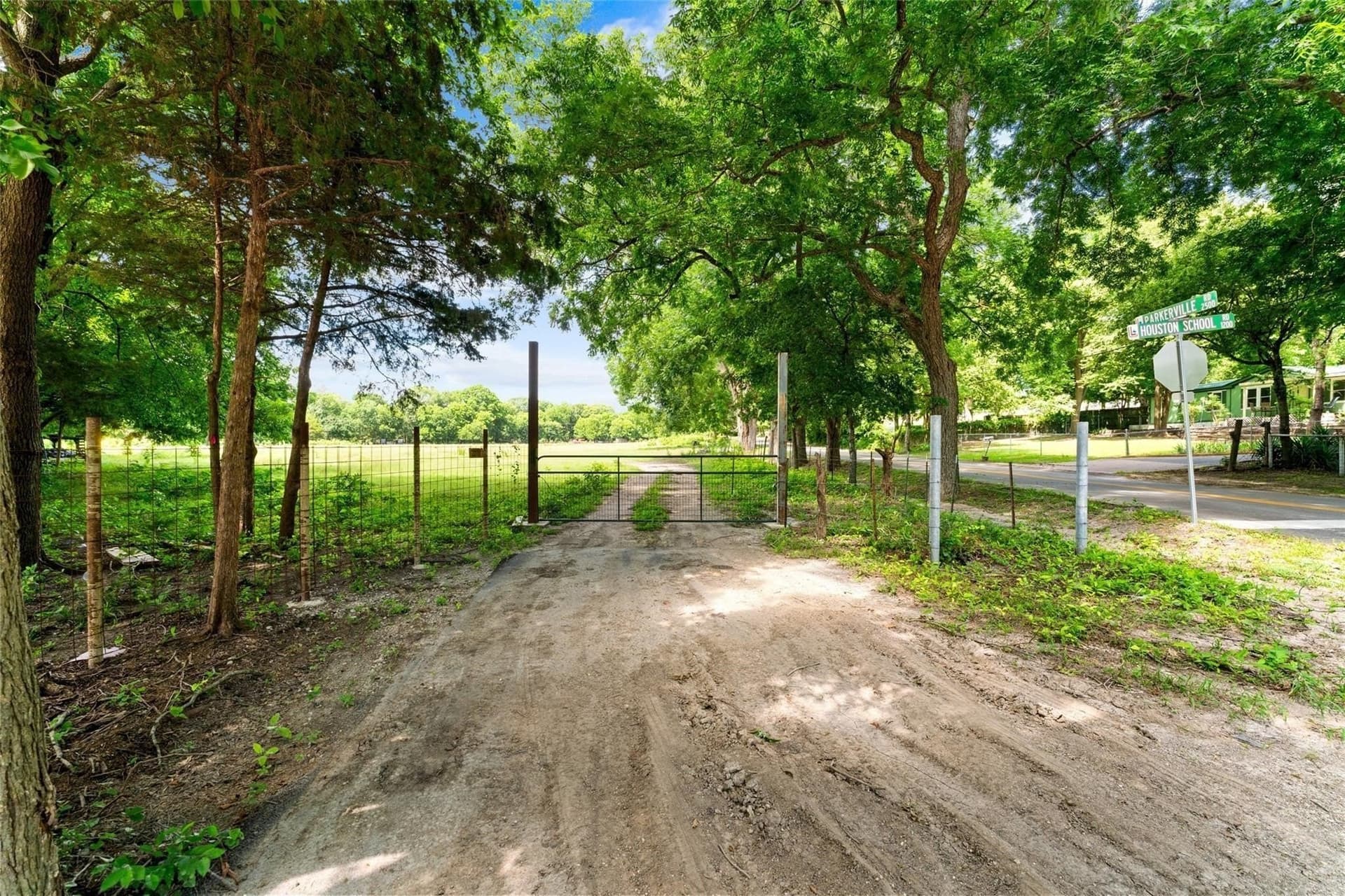 9.98 acres in Dallas County