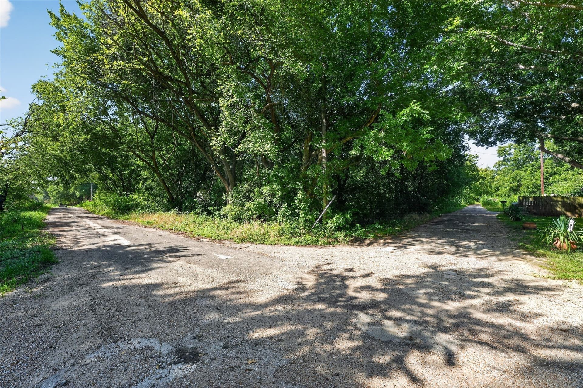 0.37 acres in Navarro County
