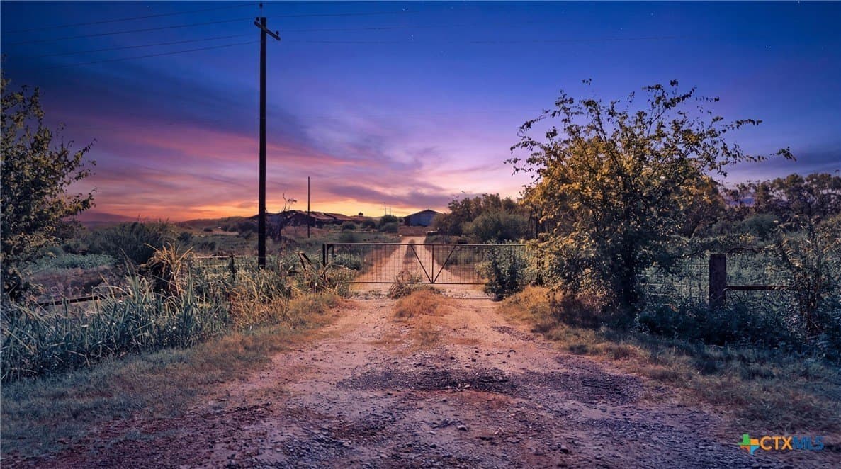 23.5 acres in Gonzales County