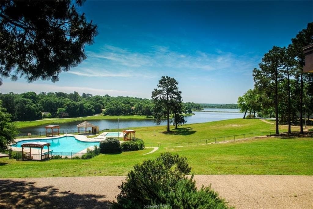 0.6 acres in Leon County