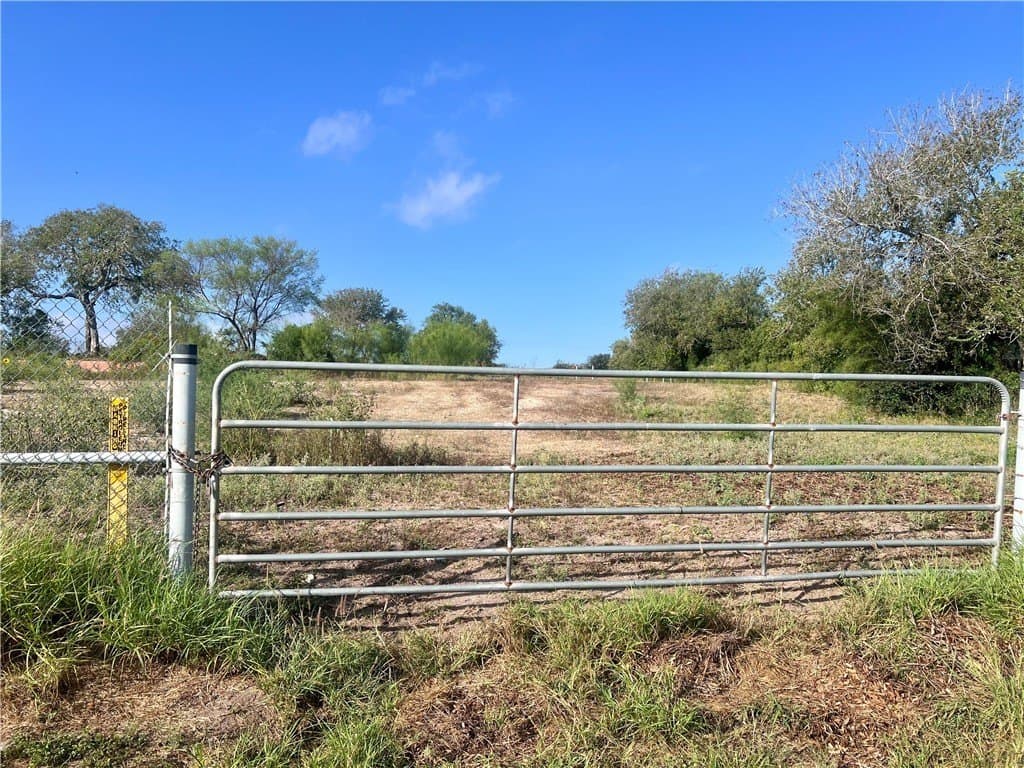 8 acres in Nueces County