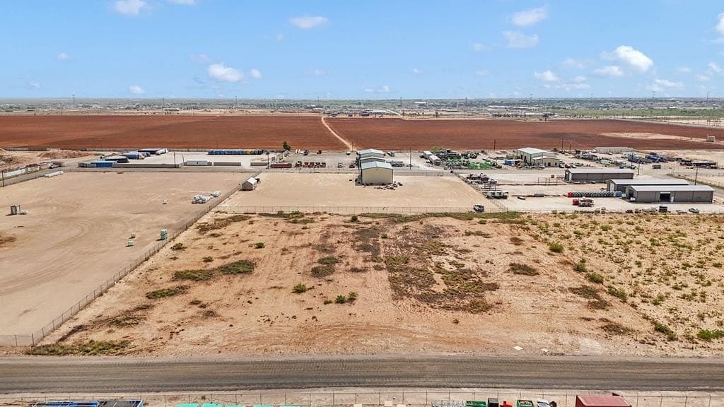 3.25 acres in Midland County