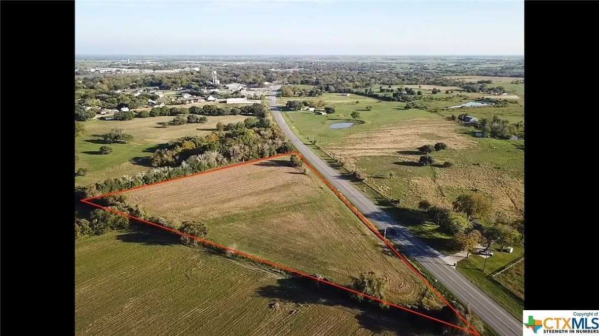 4.89 acres in Lavaca County