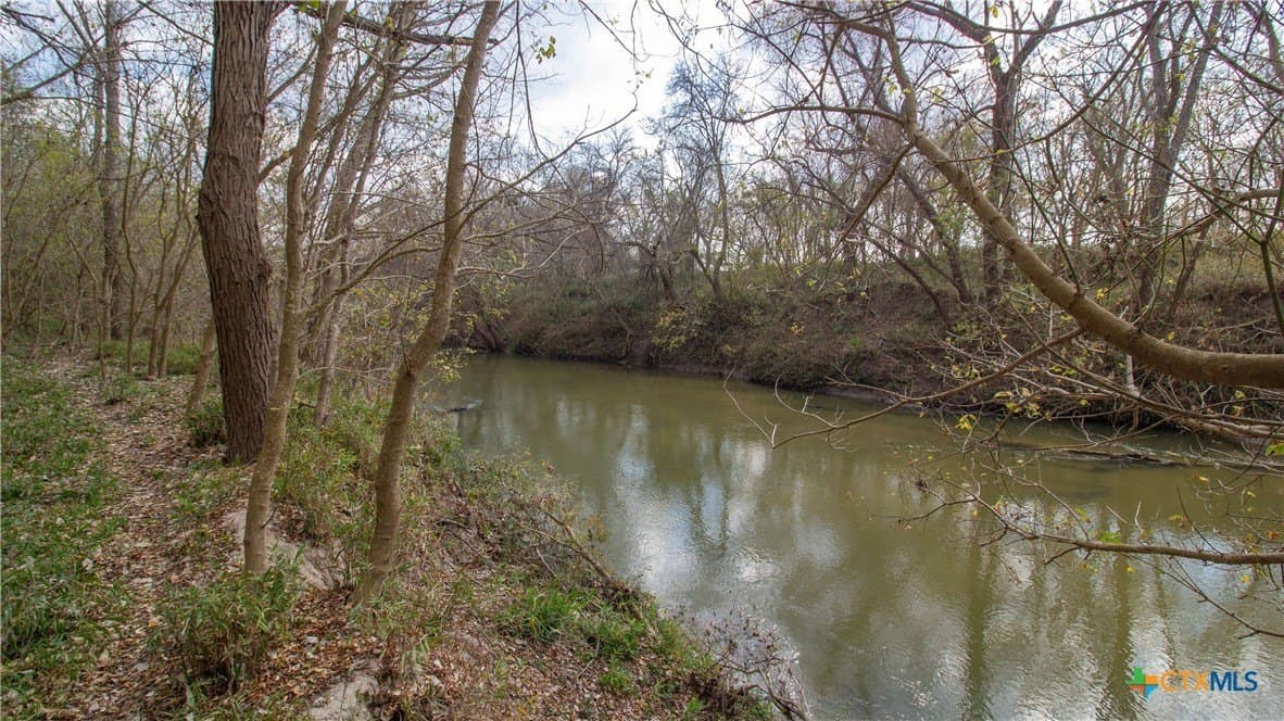 27.04 acres in Goliad County
