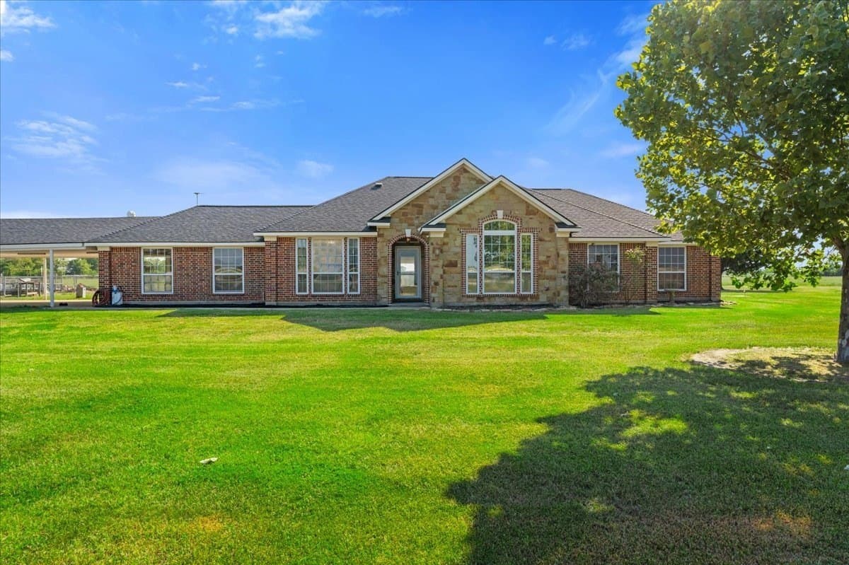 21.98 acres in Navarro County