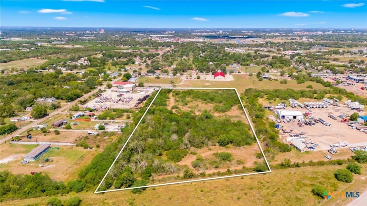 10 acres in Victoria County