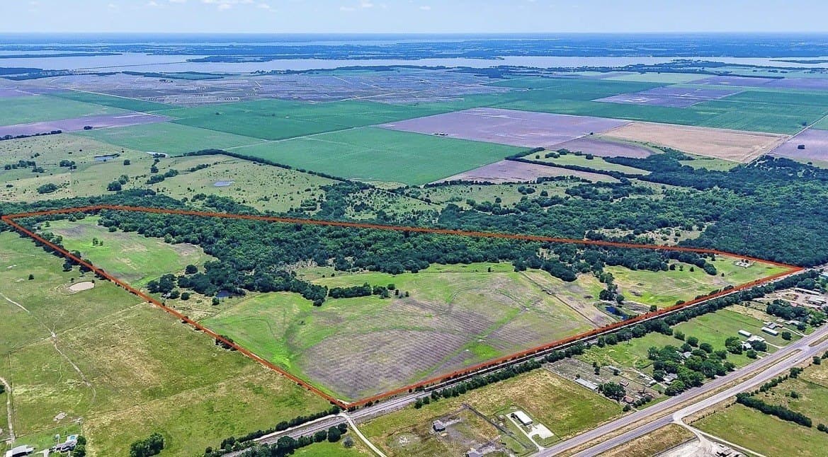 183.64 acres in Navarro County