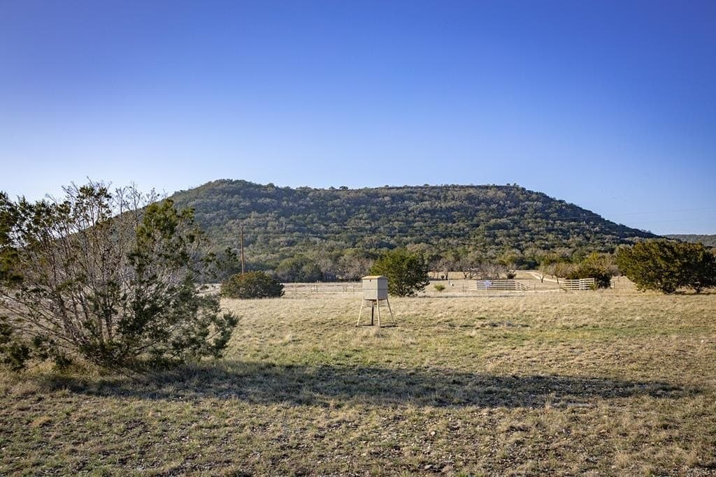 6.33 acres in Uvalde County