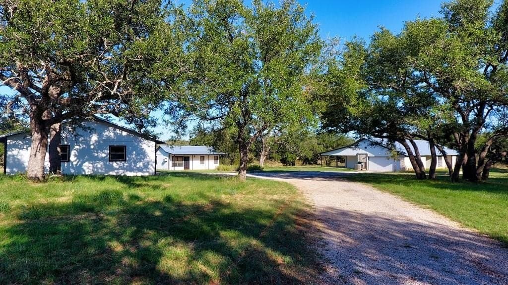 10 acres in Llano County