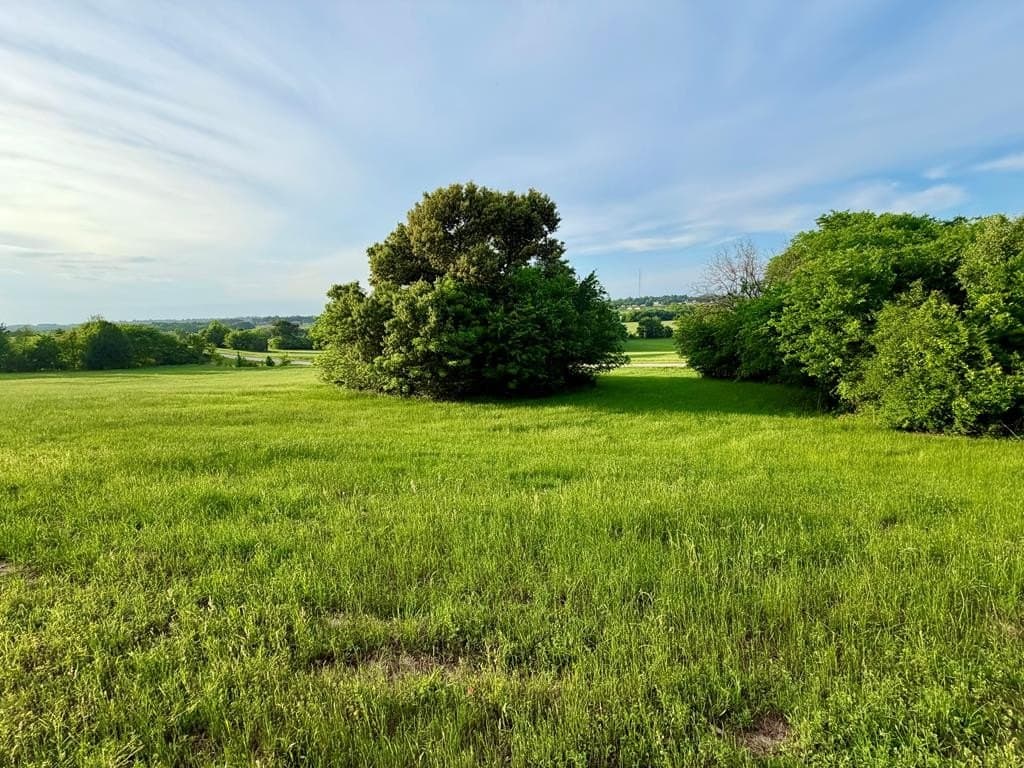3.01 acres in Henderson County