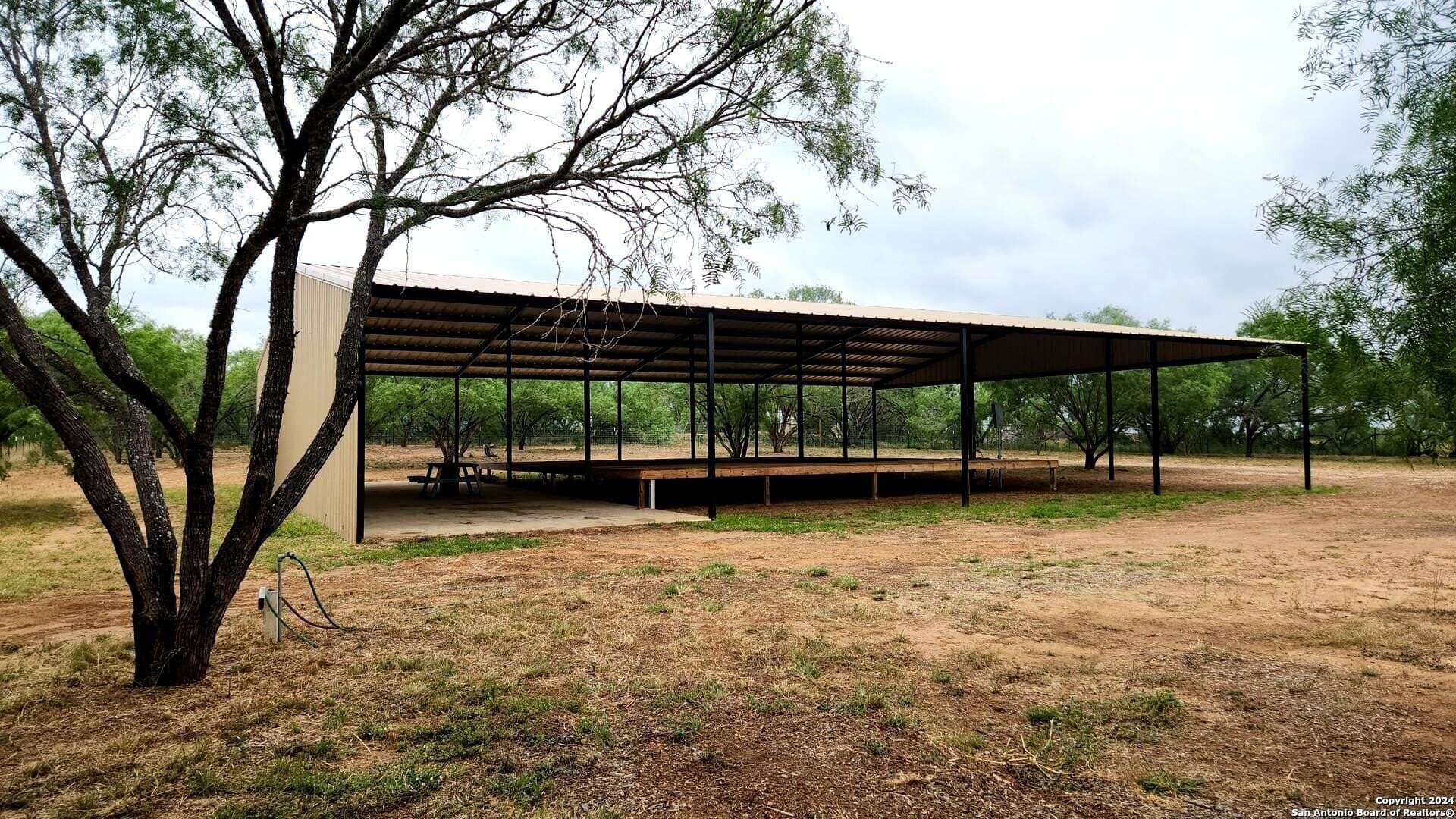 2 acres in Frio County