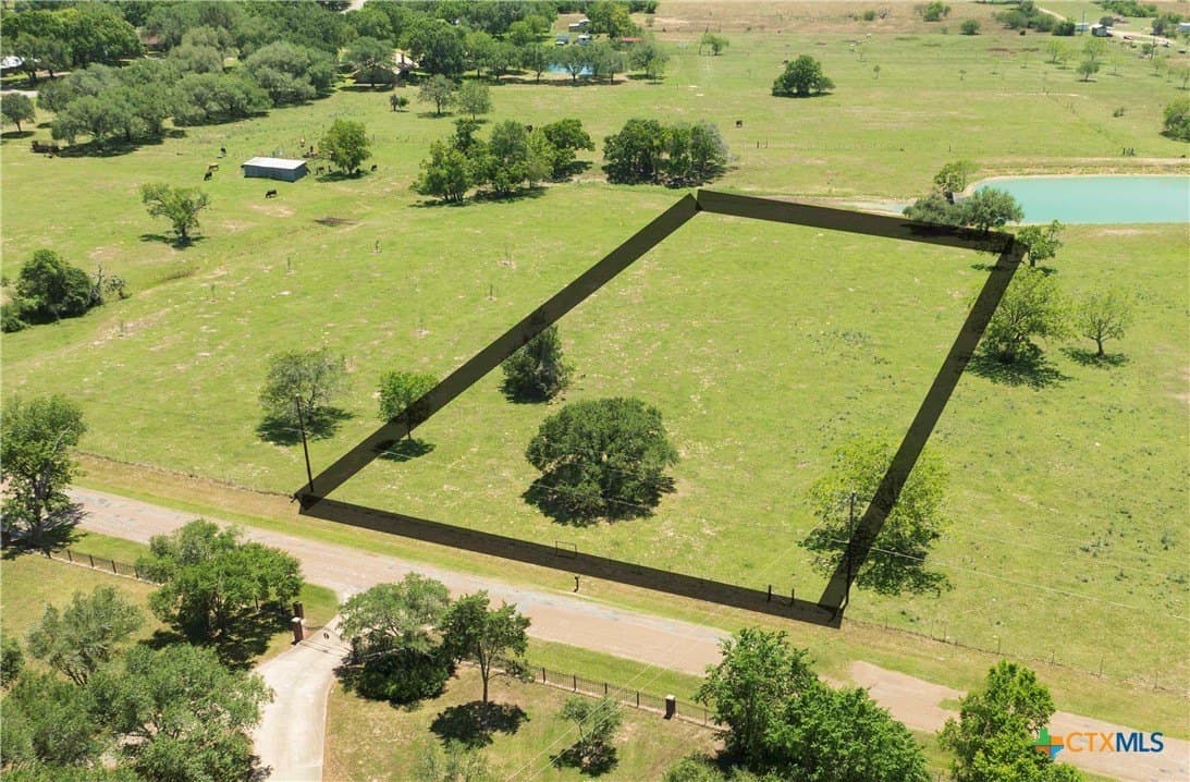 2 acres in Lavaca County