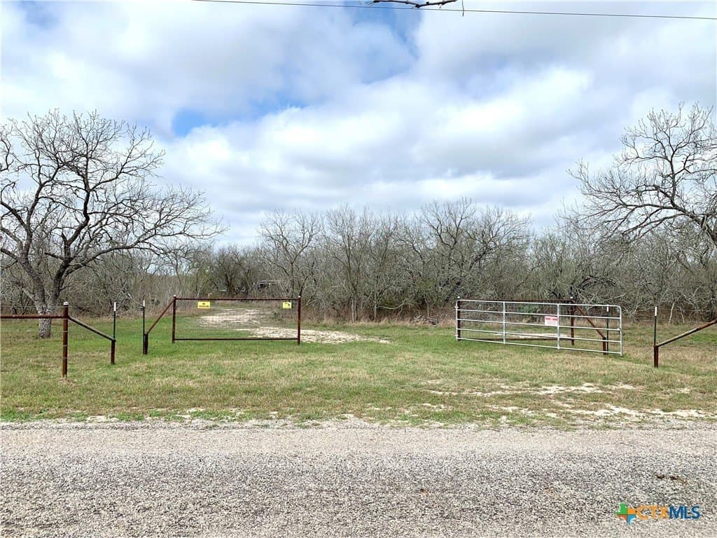 25 acres in Goliad County